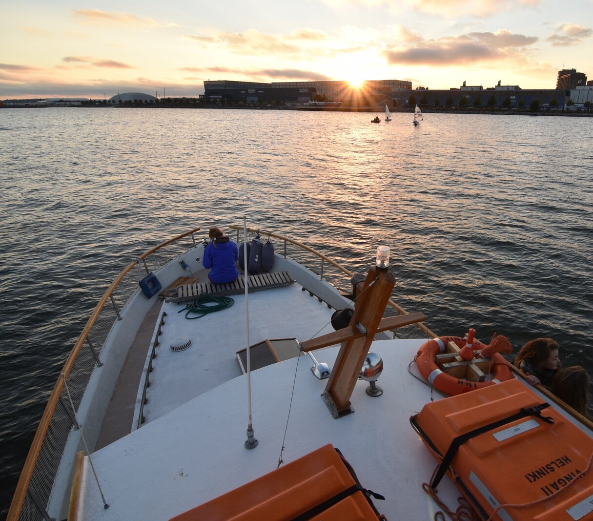 Auringonlasku veneen kannelta